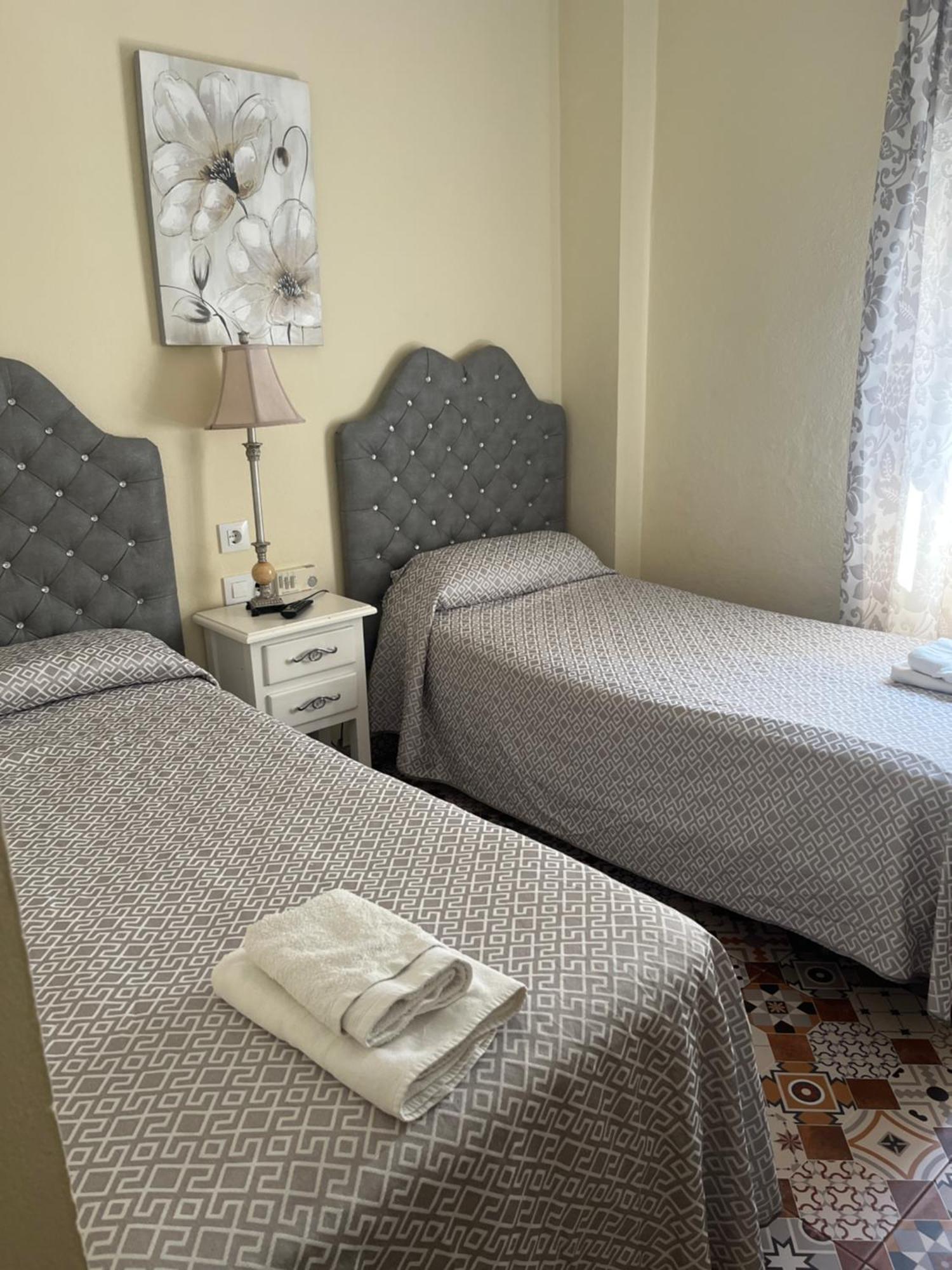ホテル Hostal Flor De Lis- Lojo コニル・デ・ラ・フロンテラ エクステリア 写真