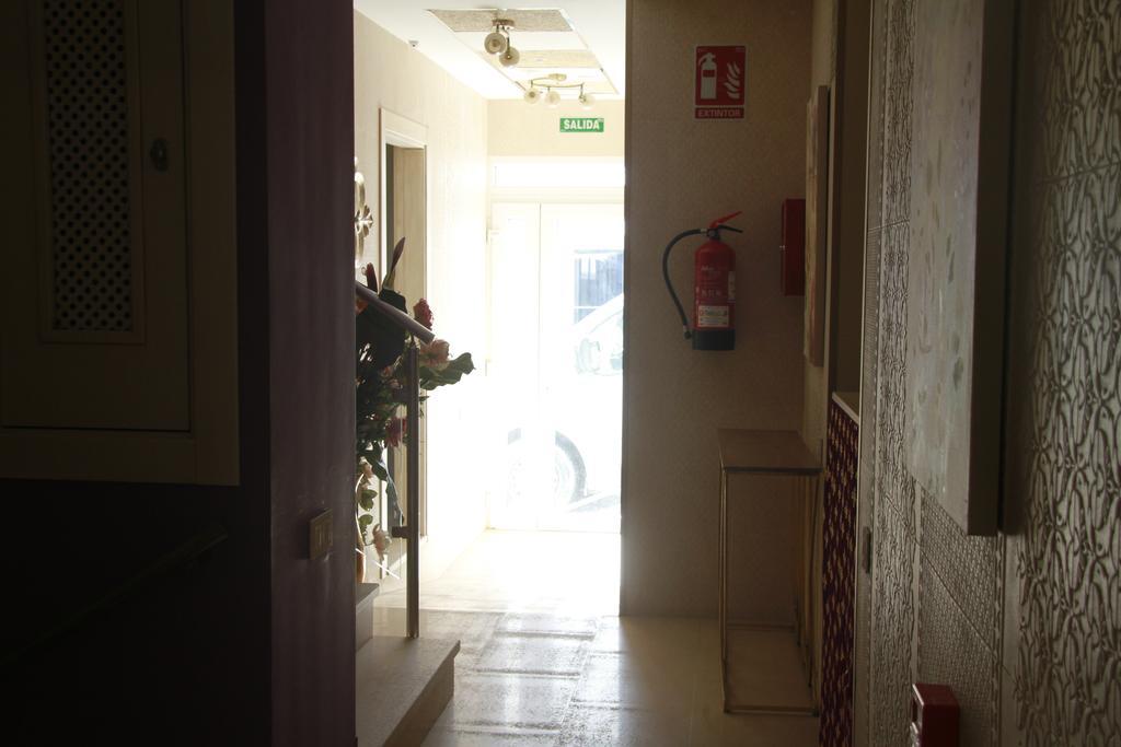 ホテル Hostal Flor De Lis- Lojo コニル・デ・ラ・フロンテラ エクステリア 写真